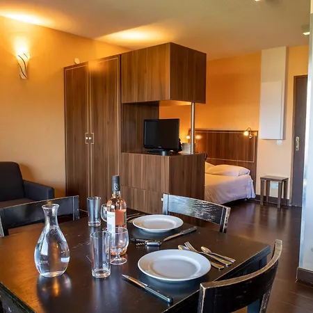 Apartment 4 Pers Avec Terrasse, Piscine Chauffee, Parking - Chateau Des Magnans, - Fr-1-165b-16